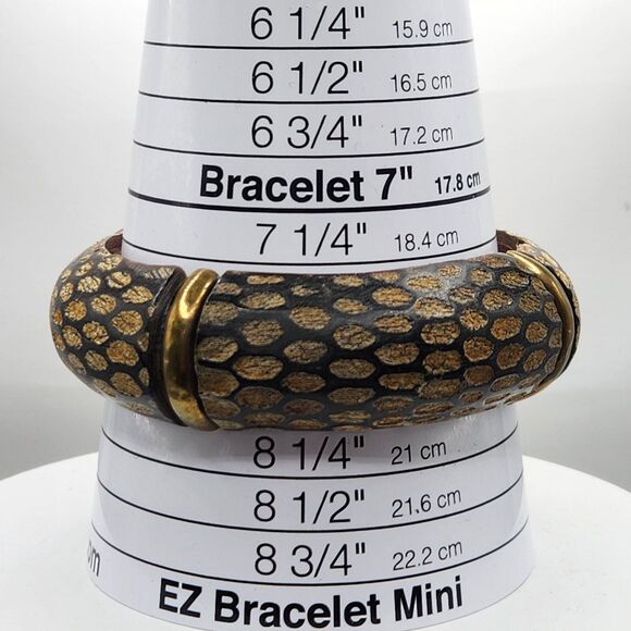 Beautiful Boho Bangle Bracelet 7.5" Carved Wood & Brass Art of Wear Black Brown - Picture 4 of 7